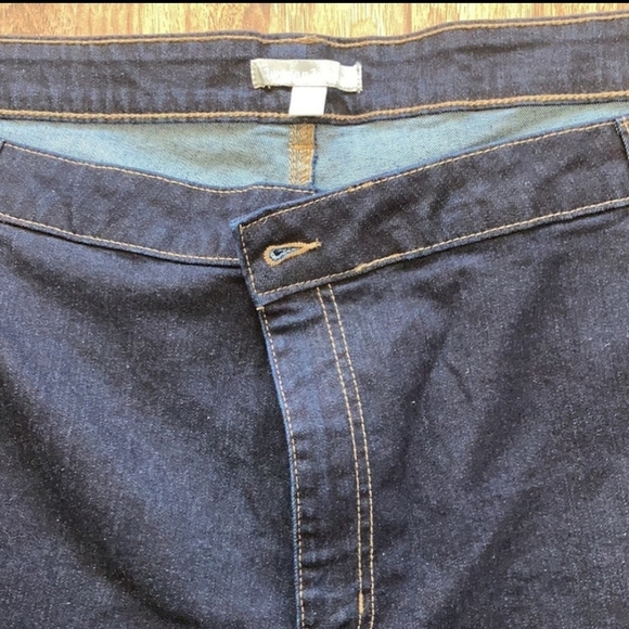 Women within jean shorts - Picture 2 of 5